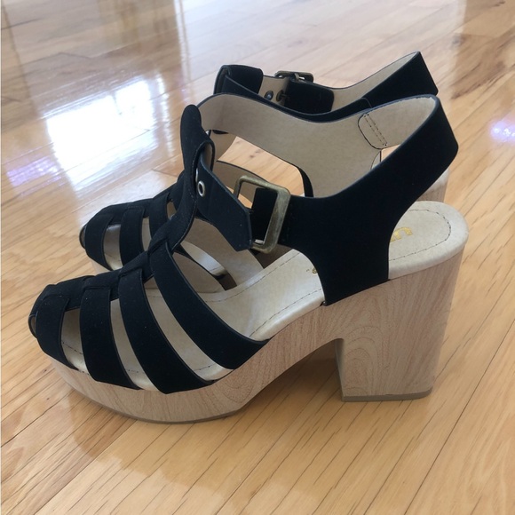 NWOT beige heel sandals with black straps - Picture 3 of 5